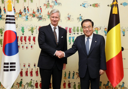 문희상 국회의장(오른쪽)이 26일 국회접견실에서 필립 레오폴 루이 마리(Philippe Leopold Louis Marie) 벨기에 국왕의 예방을 받았다. 국회의장실 제공